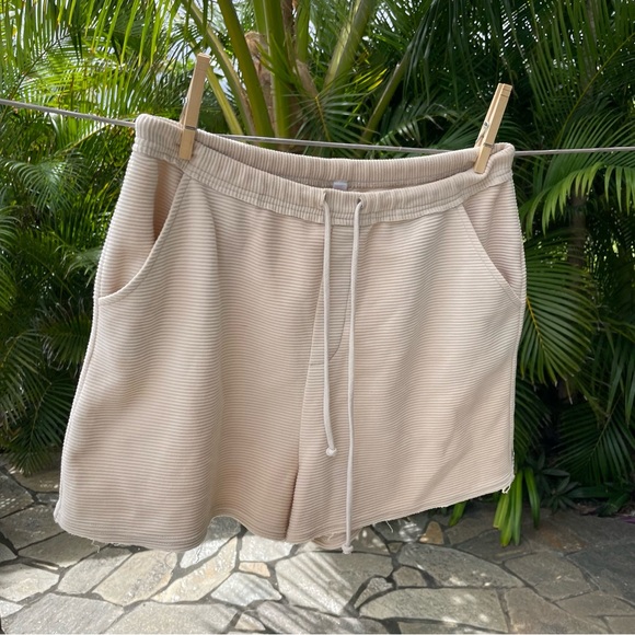 RVCA Ribbed Cream Shorts - Picture 1 of 4